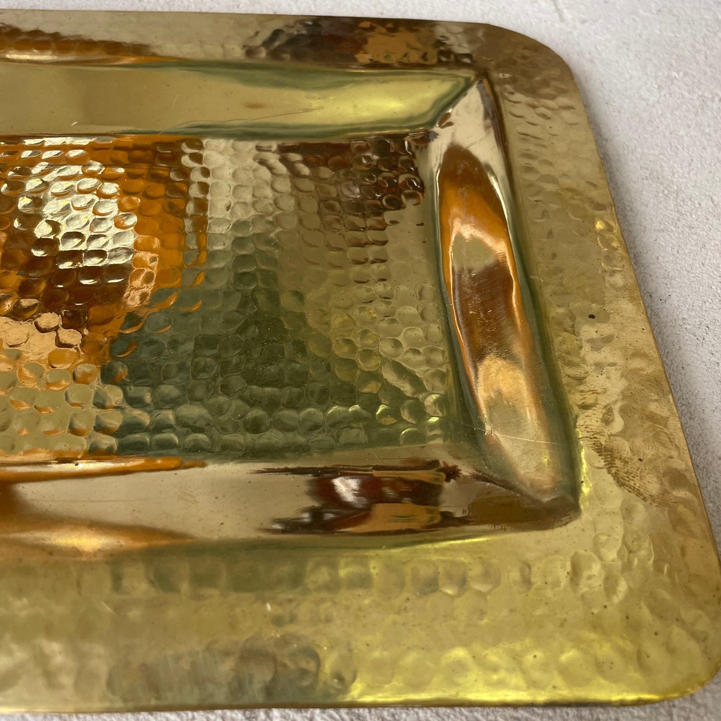 Plateau en laiton martelé